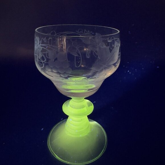 Vintage German Roemer Goblet Etched Beehive Manganese 365nm Green UV Glow Cup - Picture 6 of 13